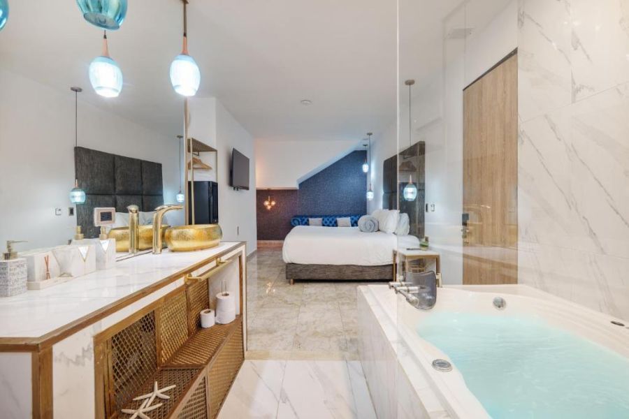 Habitación Aurum con cama extragrande y bañera de hidromasaje