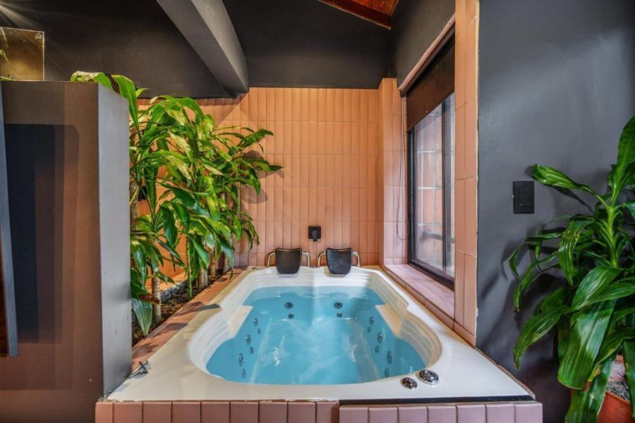 Estudio con bañera de hidromasaje