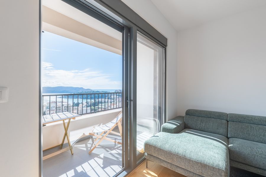 Majestic Two Bedroom Tre Apartment  3