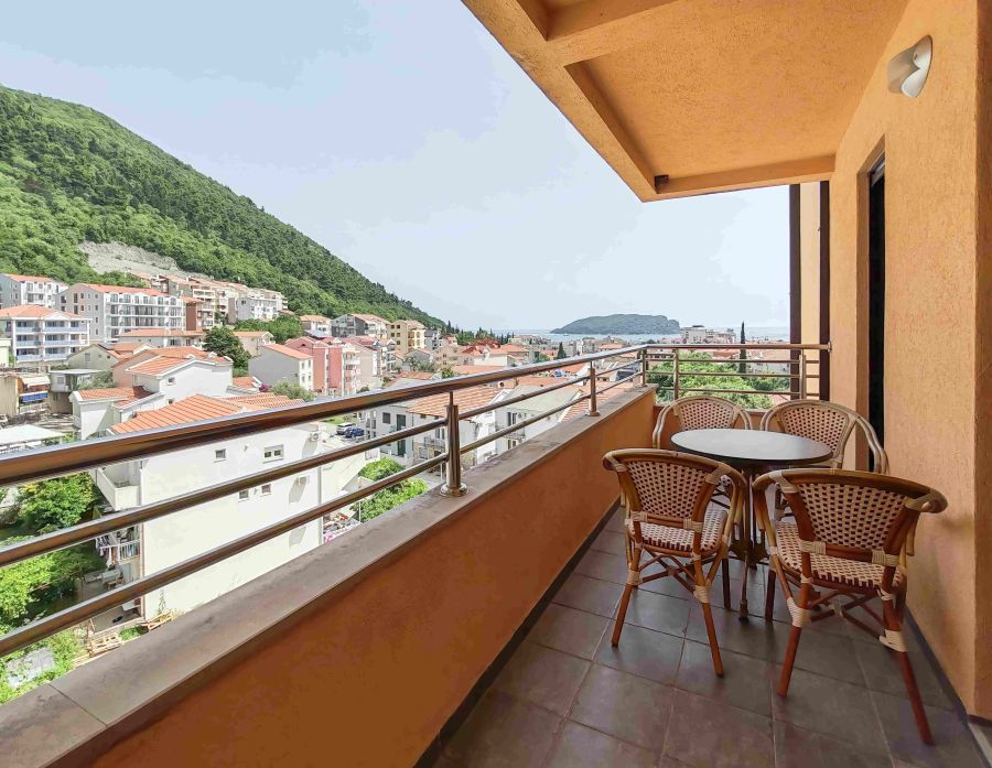 Sunny three-bedroom apartment in Budva 3