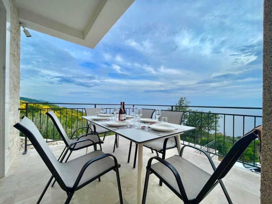 Family Vacation Villa Rezevici 2