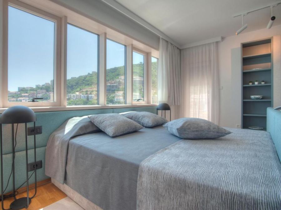Fontana Seafront Residence 6