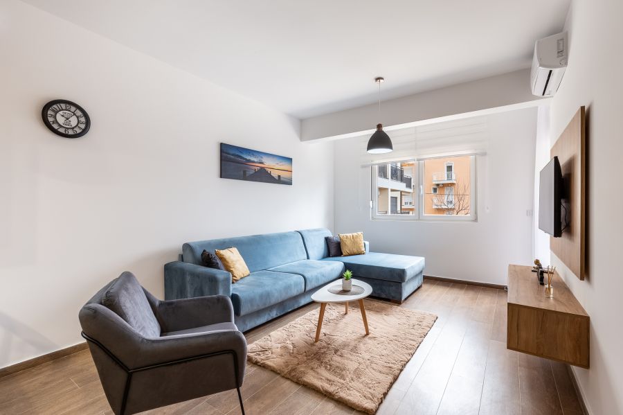 Warm-coloured stylish apartment 2