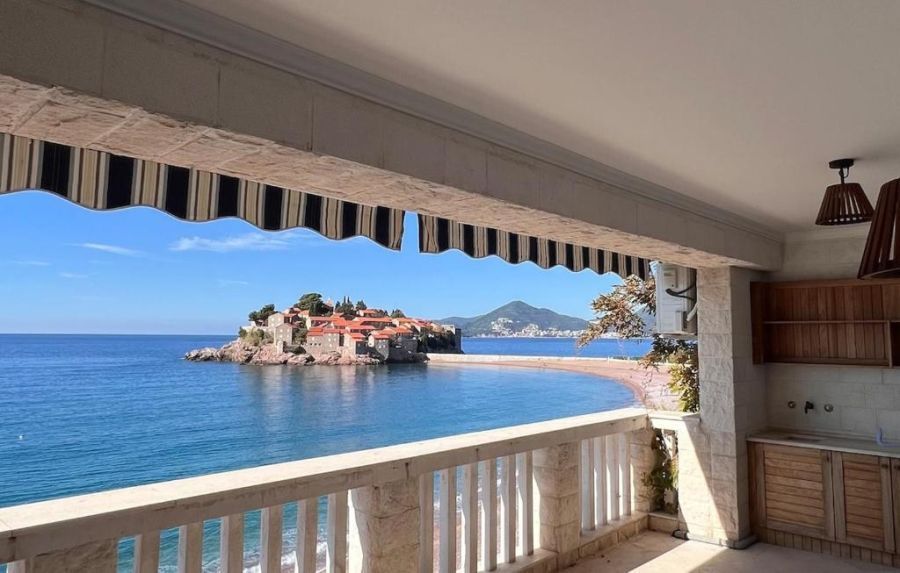 Four Bedroom Beach Apartment 1