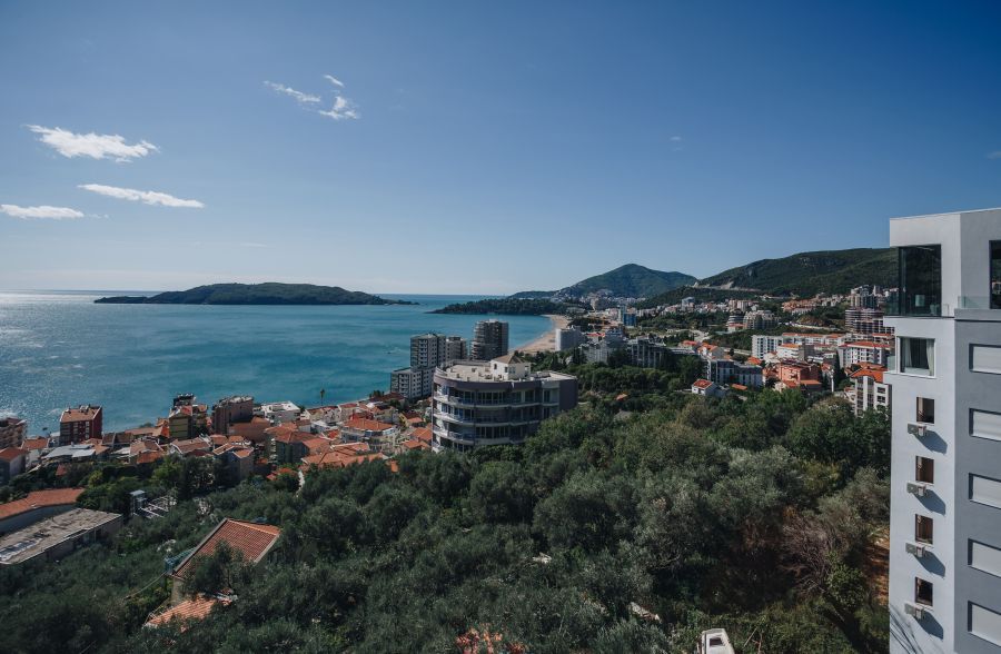 Spacious Panoramic Parus Apartments with Sea View 1