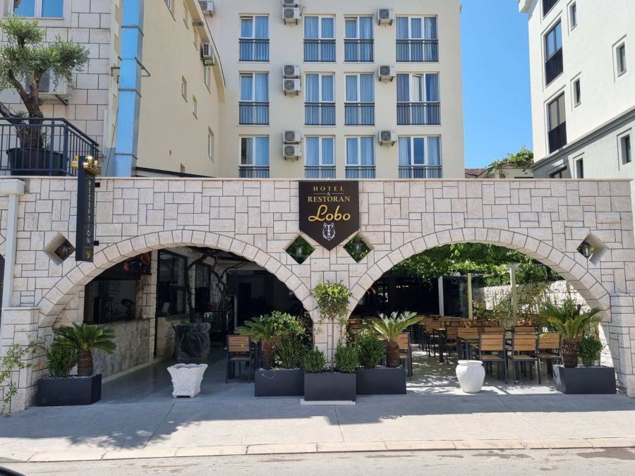 Hotel Lobo 2